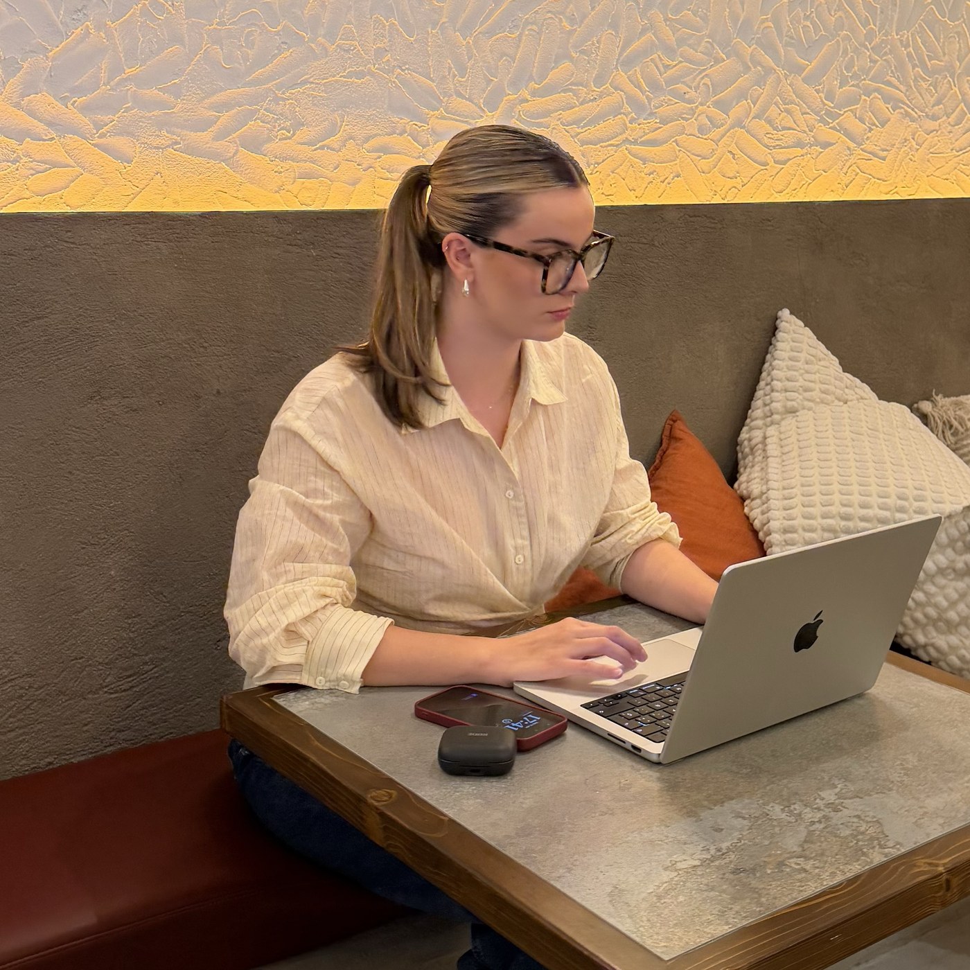 Miriam González trabajando
